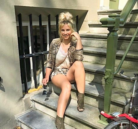 Sensi Lowe model photo