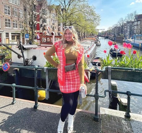 Sensi Lowe star high quality photo