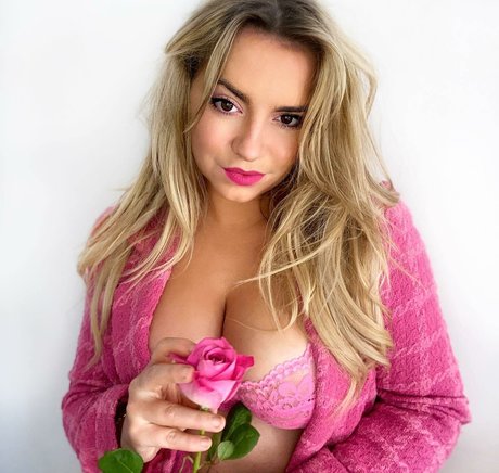 Sensi Lowe adult model galleries