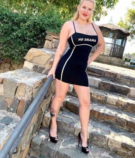 Dolly Fox art star archive