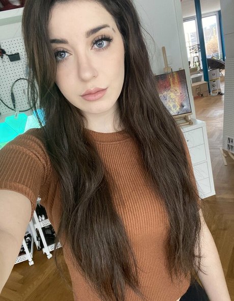 Anni The Duck pornstar erotic pictures