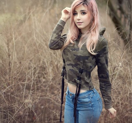 Anni The Duck model top pic