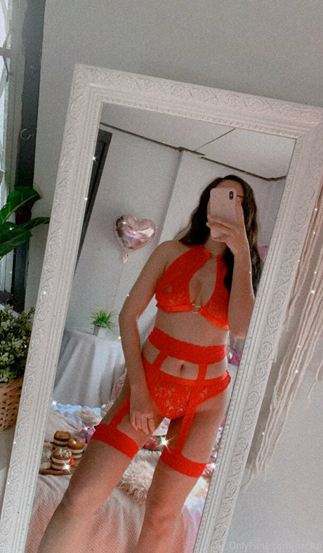 Nachpatcharawee Arjsalee art actress img