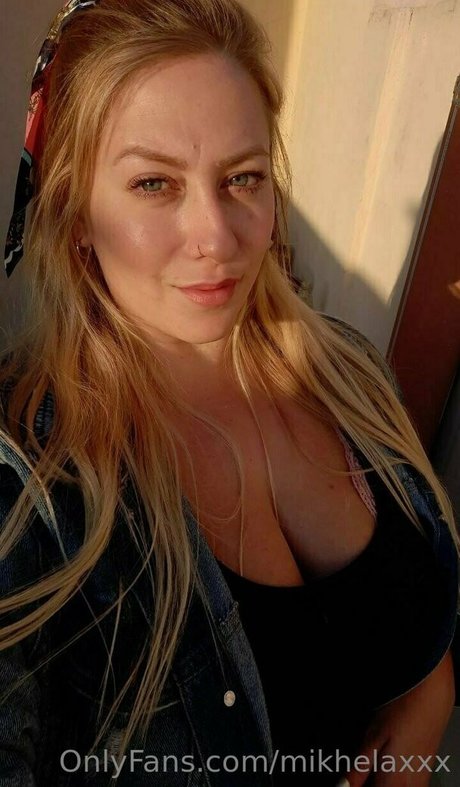 mikhelaxxx sexy pornstar archive