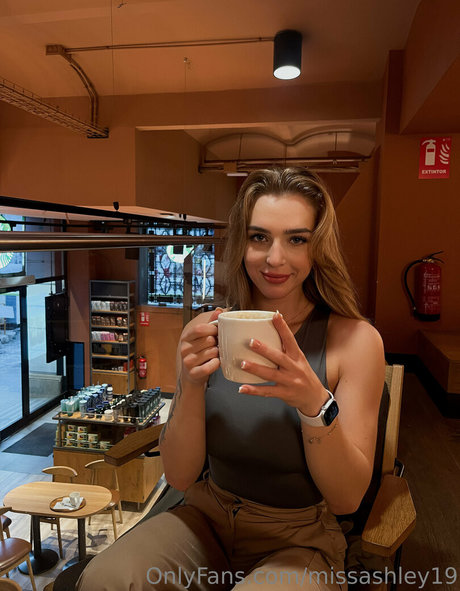 missashley19 naked model img