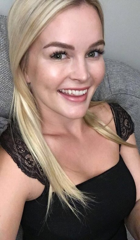 elleknox model naked photo