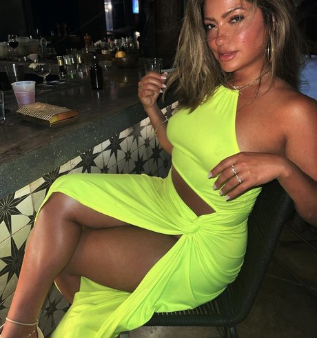 curvy shemale onlyfans art nude pic