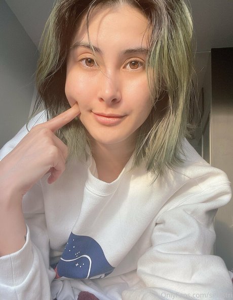 Sinastri model pretty photo