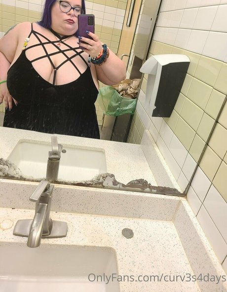 curv3s4days beautiful model image