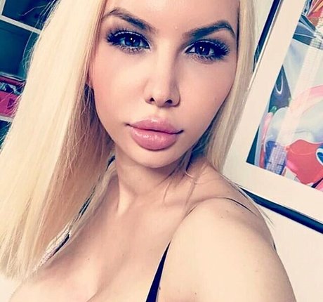 simoniliciousxxx model hot picture