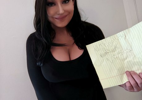 ThighHiBby free pornstar image