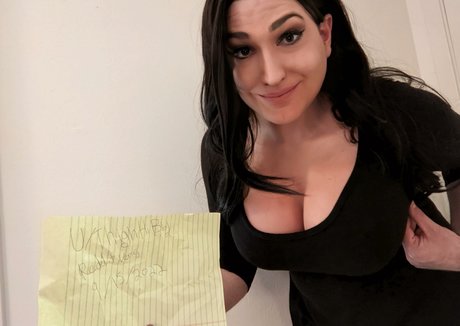 ThighHiBby sex model picture