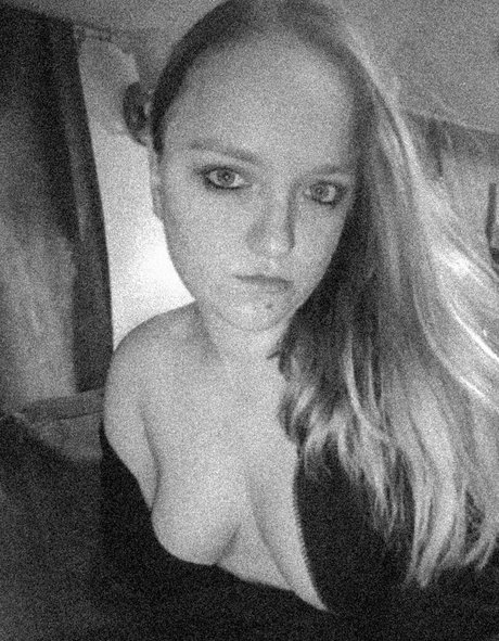 aprilrose1992 star naked photos