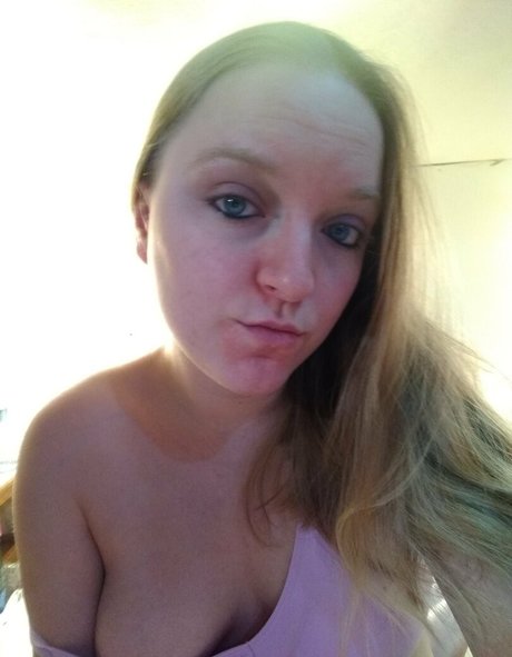 aprilrose1992 model naked picture