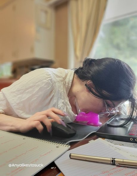 Anyalikestosuck erotic pornstar picture