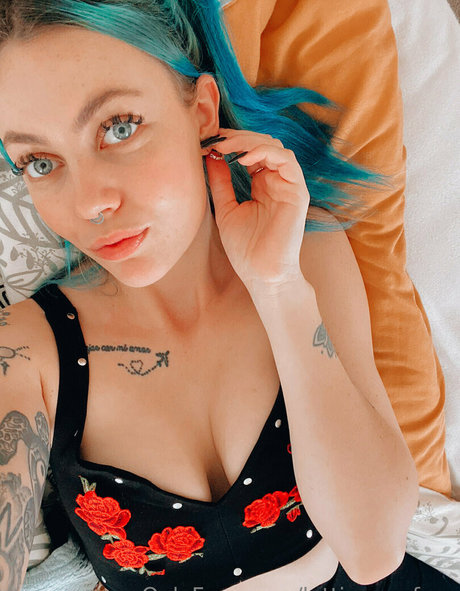 lottienovafree model nude pics