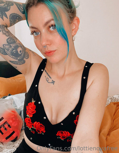 lottienovafree erotic pornstar pic