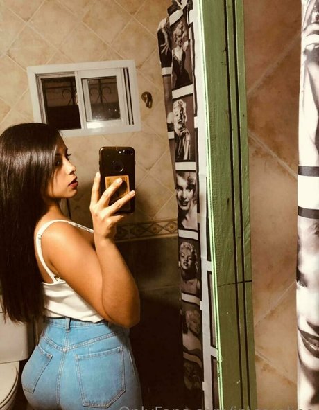 imcaroline sexy actress pic