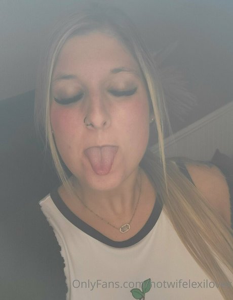 hotwifelexilovex exclusive model picture