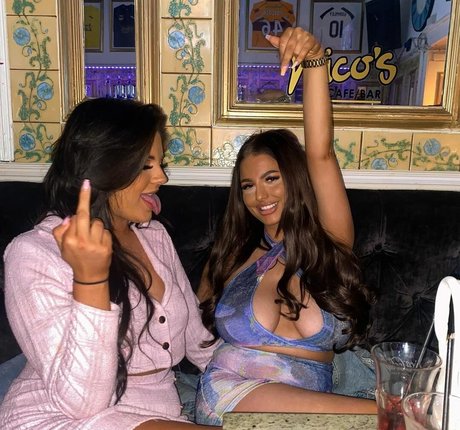 Elizabeth Taylor art model pics