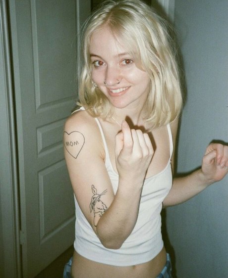 Littlemommygfwithtinymilkers model porn photos