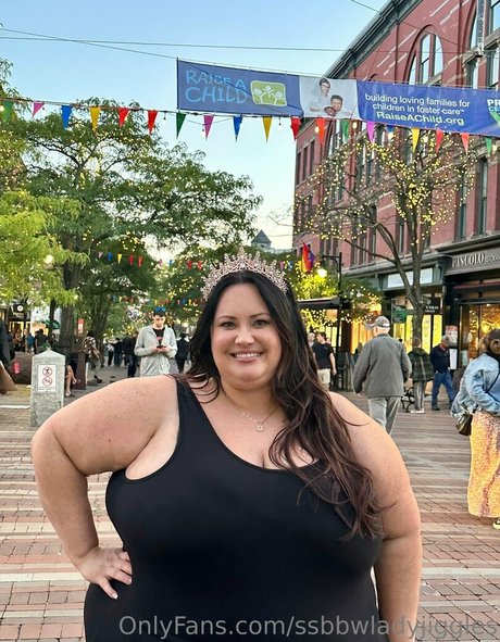 busty mom onlyfans free nude picture