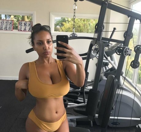 ShayLiving nice model image