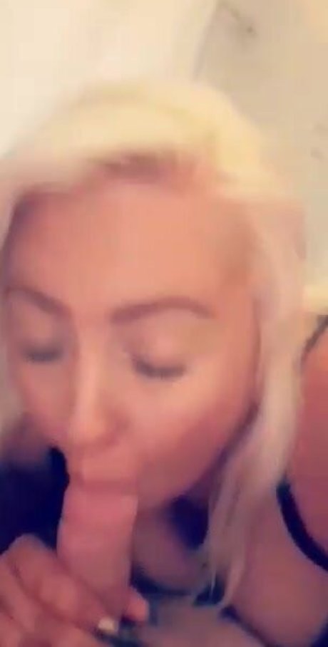 Elle Huxley sexy pornstar img