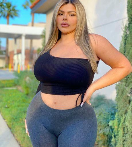 Michelle Mendez model top image