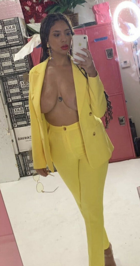 Annamarie Sarai model nude pics