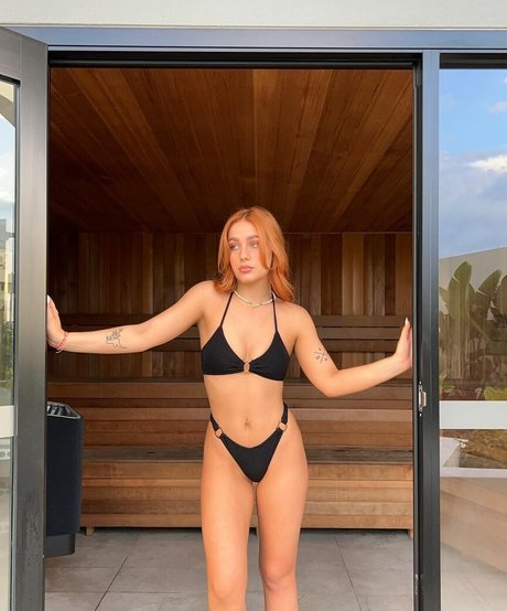 Lara Ledwidge hd model img