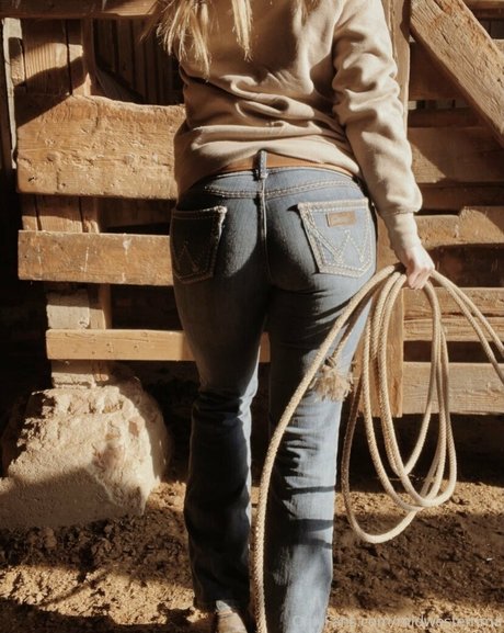 midwestemma model naked images