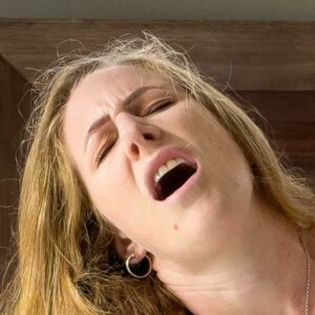 Chloe B nice actress pics