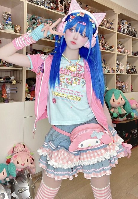 SeeU Cosplay nudes model img