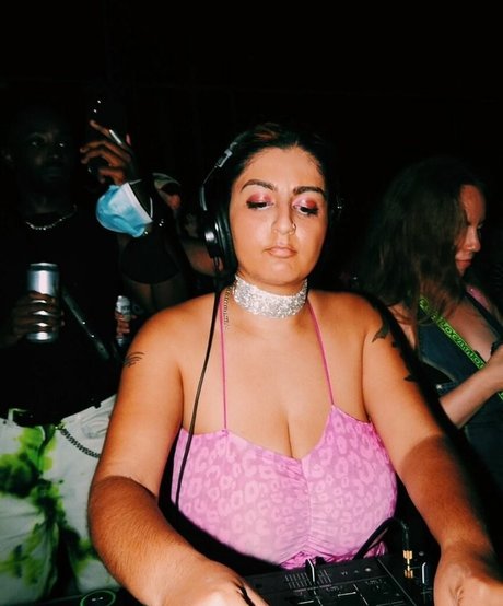 chippynonstopof sexy model pic