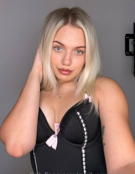 emilyevejackson pretty pornstar pictures