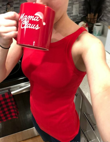 momnextdoor33 nudes model image