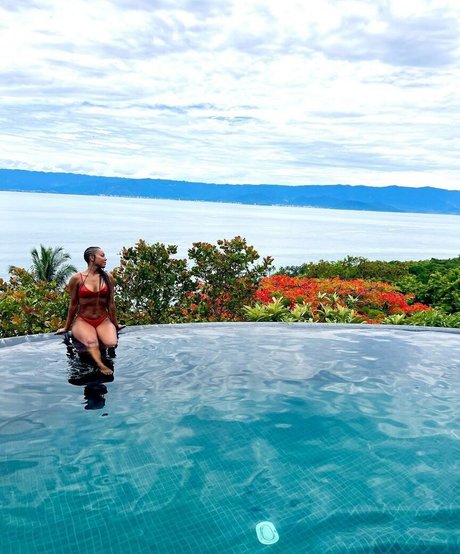 Negra Li model beautiful image