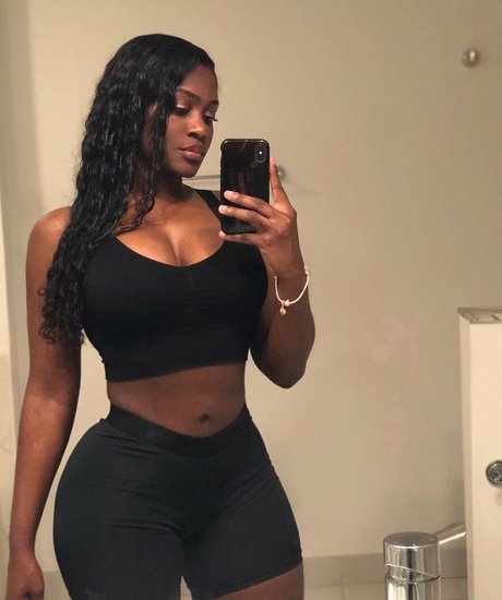 Babeth Lando model nude image