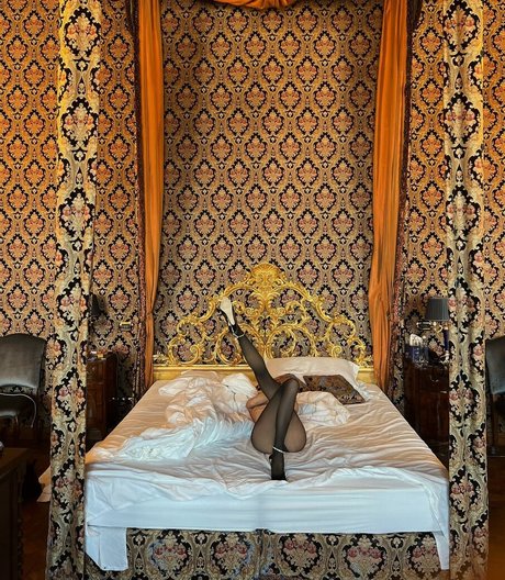 round ass onlyfans adult image