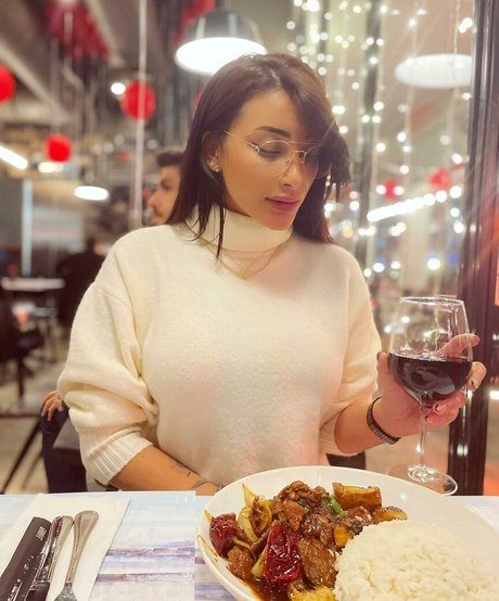 Chen Levi pretty star photos