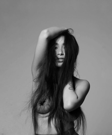 Hitomi Mochizuki erotic actress img