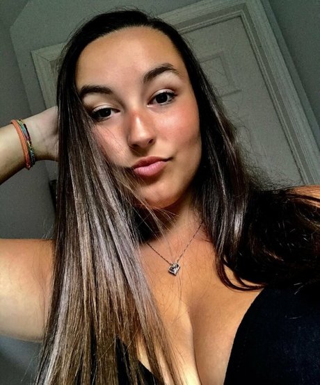 Lexi Thomas pretty model pics