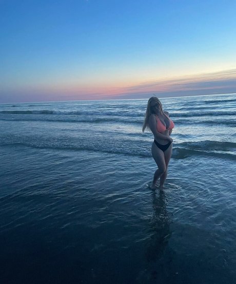 Hailey F model hot images