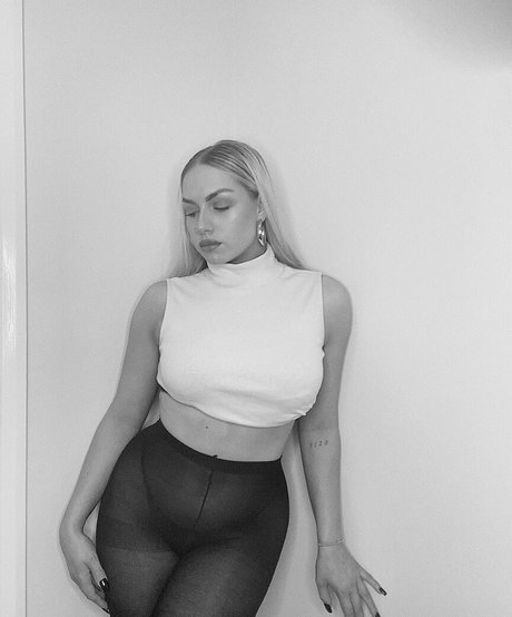 Beth Riva model top image