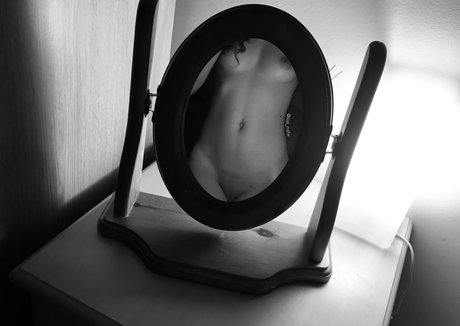 alix flux naked model photo