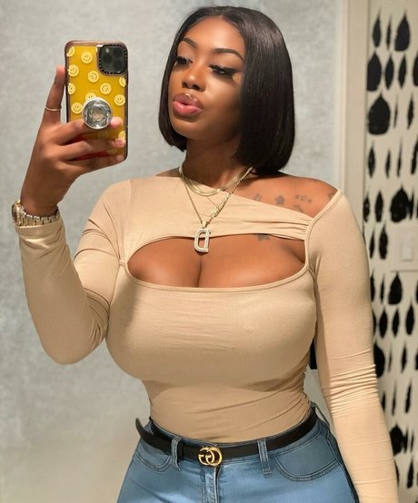 NonnieBaby model photo