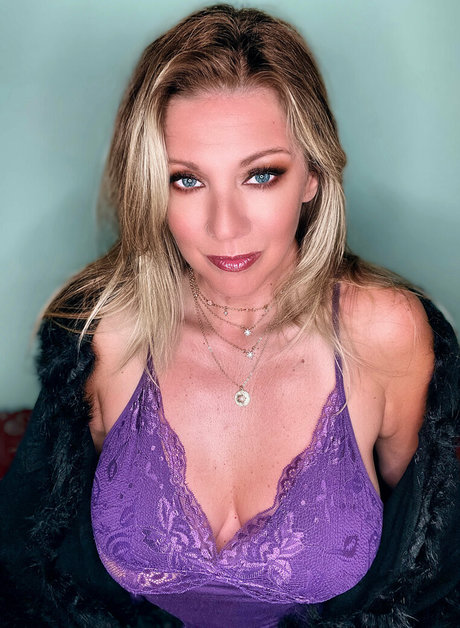 ellelyon exclusive nude model img