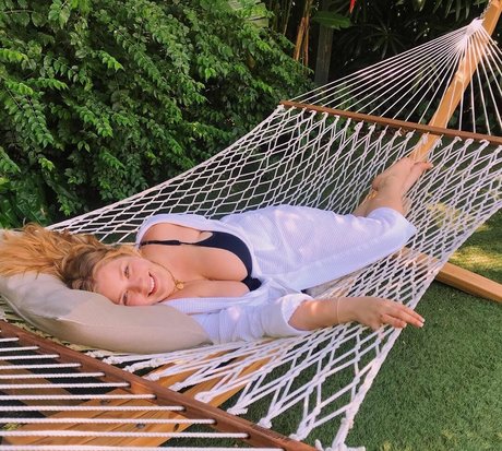 Amanda R pornographic model photo