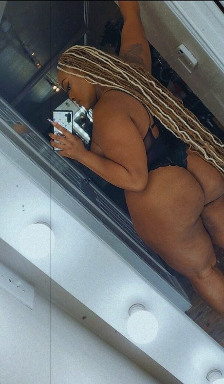 fineapple diva erotic model photo